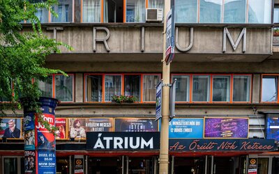 „A független kultúra szisztematikus kivéreztetése zajlik“: jövőre végleg bezár Budapest egyik legnépszerűbb színháza 