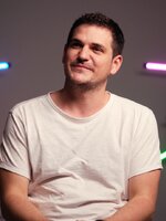 „A nyuszi meg a cilinder halott dolog“ – Interjú Kiss V. Balázs bűvésszel, aki John Newmannek varázsolt és eltűntette Fluort
