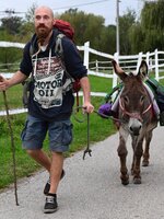 „A szamárra gyűjtésnél kezdődött minden” – Fiatalok a rendszeren kívül III. rész Rolanddal, aki az El Caminón találta meg az útját
