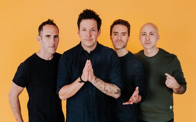 „A zene továbbra is definiálja az embereket“ – Interjú Chuck Comeau-val, a Simple Plan zenekar dobosával