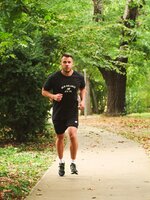„Amikor végzek, azt érzem, az egész napi stressz lepereg rólam, teljesen újjászületek” – Vajon mit szeret Abosi Barni a futásban?