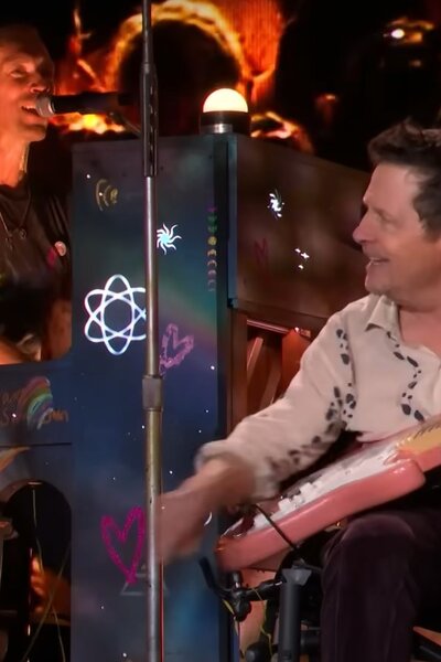 „Kibaszottul észbontó volt“ – Így kommentálta Michael J. Fox a Coldplayjel közös fellépését a Glastonburyn
