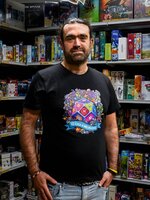 „Meglepődtem, amikor 1 millió forintot hagytak itt társasra“ – Marco szerint ilyen egy multi után társasjátékboltban dolgozni
