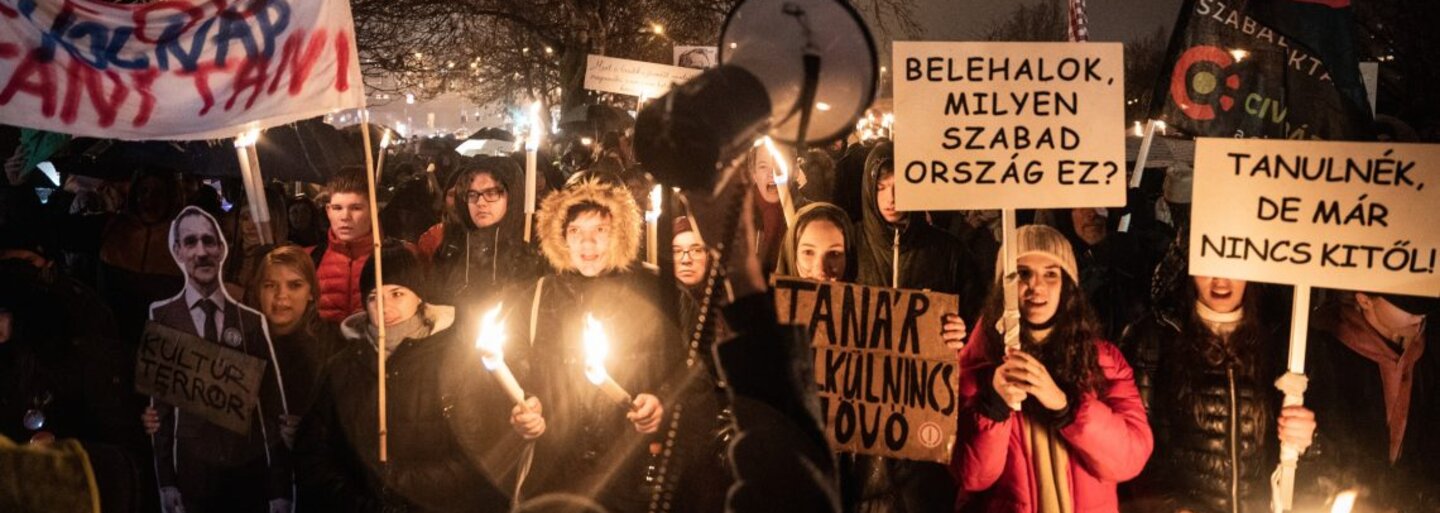 „Valami csendes pánikot látok benned” - interjú a polgári engedetlenkedés miatt kirúgott pécsi tanárral, Tölgyfa Gergellyel