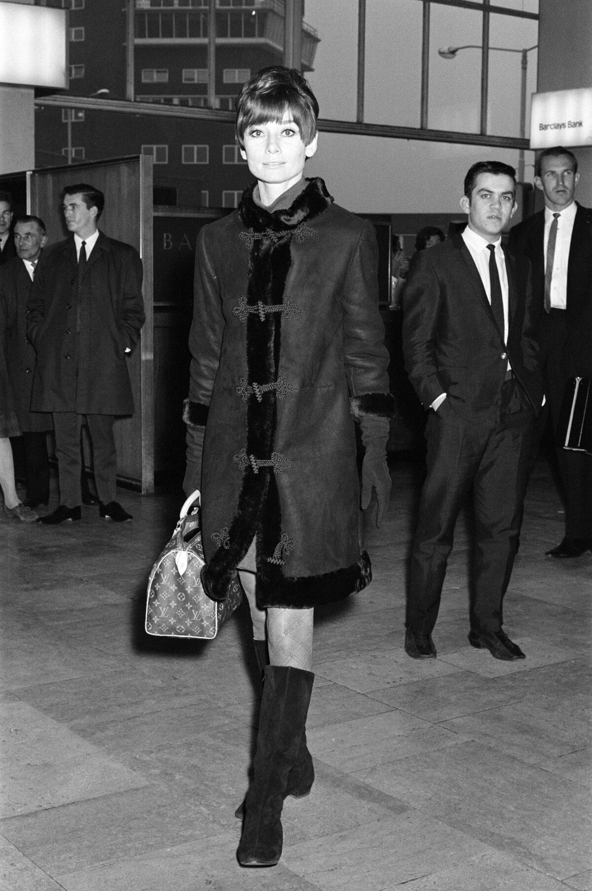 A filmsztár Audrey Hepburn a Heathrow repülőtéren, mielőtt hazautazik Svájcba, 1966. november 5-én. (Staff/Mirrorpix/Getty Images fotója)