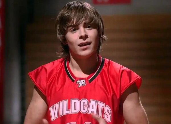 Mi Troy Bolton mezszáma a Vadmacskák kosárlabdacsapatában?