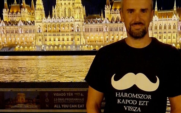 Jakab Péter (Jobbik Magyarországért Mozgalom) Ludas Matyi inspirálta pólója.