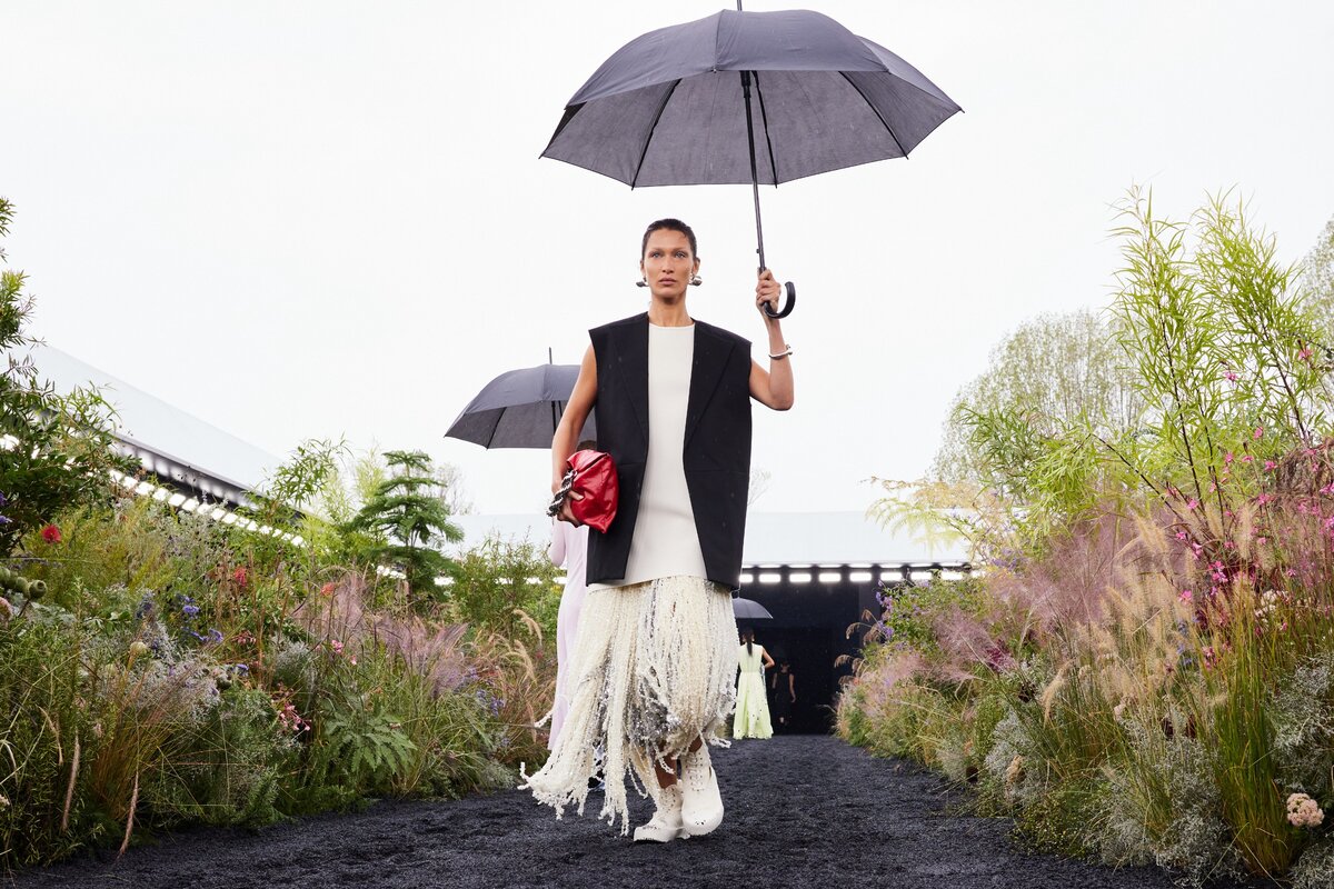 MILÁNÓ, OLASZORSZÁG - SZEPTEMBER 24.: Bella Hadid sétál a kifutón a Jil Sander divatbemutatón a Milánói Divathét 2023-as tavaszi/nyári női divatbemutatóján 2022. szeptember 24-én Milánóban, Olaszországban. (Fotó: )