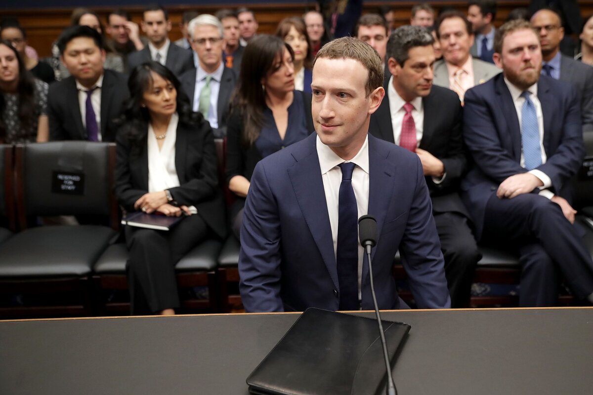 Mark Zuckerberg, a Facebook társalapítója, elnöke és vezérigazgatója felkészül a vallomástételre a képviselőház energiaügyi és kereskedelmi bizottsága előtt a Capitol Hillen lévő Rayburn House Office Buildingben 2018. április 11-én Washingtonban. Ez a második nap, amikor a 33 éves Zuckerberg a kongresszus előtt tanúskodik, miután kiderült, hogy 87 millió Facebook-felhasználó személyes adatait gyűjtötte be a Cambridge Analytica, a Trump-kampánnyal kapcsolatban álló brit politikai tanácsadó cég.