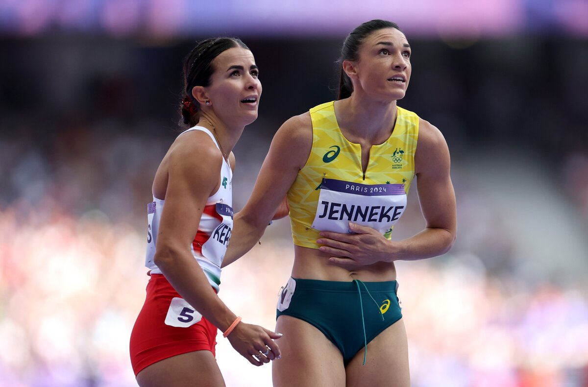 Kerekes Gréta az ausztrál Michelle Jennekével a női 100 méteres gátfutás első körös versenye után a párizsi olimpián, 2024- augusztus 7-én