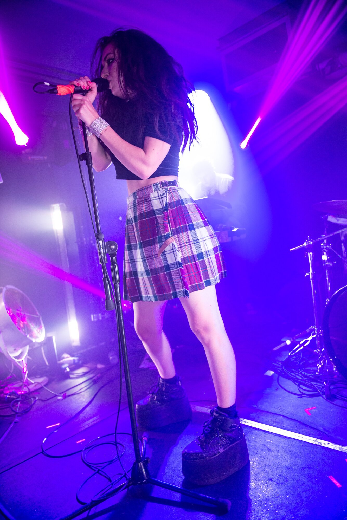 LONDON, EGYESÜLT KIRÁLYSÁG - ÁPRILIS 17: Charli XCX fellép a The Old Blue Last színpadán 2013. április 17-én Londonban, Angliában. (Fotó: Caitlin Mogridge/Redferns via Getty Images)