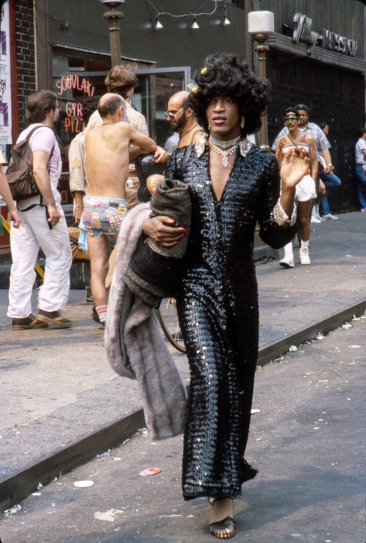 Az amerikai melegjogi aktivista Marsha P Johnson (1945–1992) a Christopher Street és a 7th Avenue sarkán a Pride March (később LGBT Pride March) felvonuláson, New York, 1982. június 27.