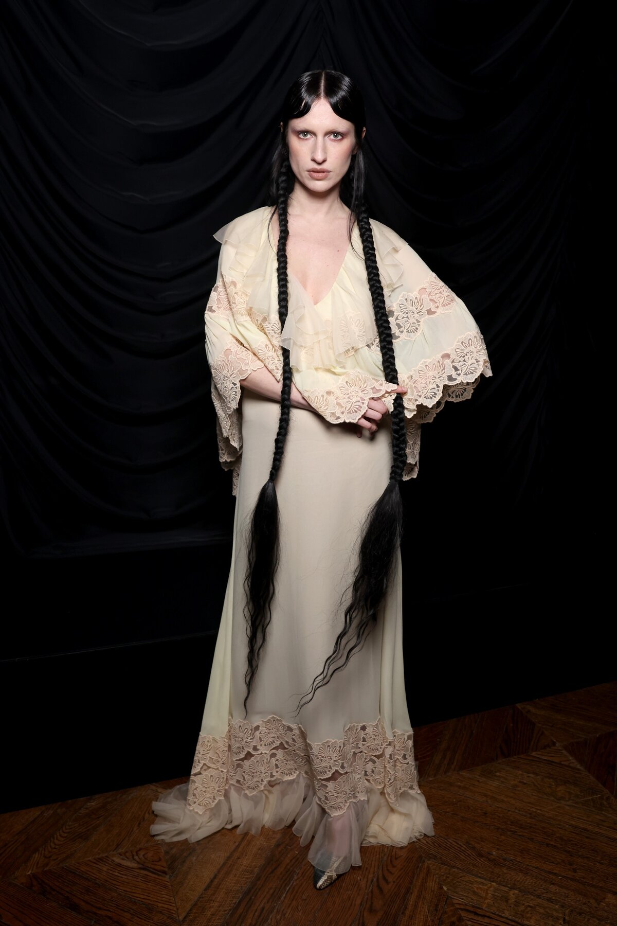 Párizs, Franciaország - JANUÁR 29.: Tali Lennox részt vesz a Valentino Haute Couture 2025 tavaszi-nyári bemutatóján, a Vertigineux-en a Párizsi Divathét keretében 2025. január 29-én Párizsban, Franciaországban. (Fotó: )