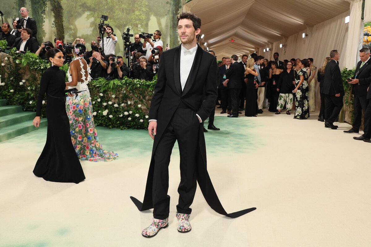 NEW YORK, NEW YORK - Május 06.: Josh O'Connor részt vesz a "Sleeping Beauties" című 2024-es Met-gálán: Reawakening Fashion" című rendezvényen a Metropolitan Művészeti Múzeumban 2024. május 06-án New Yorkban. (Fotó: Dia Dipasupil/Getty Images)