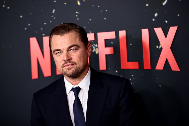 Melyik film főszerepéről mondott le DiCaprio szörnyű énekhangja miatt? 