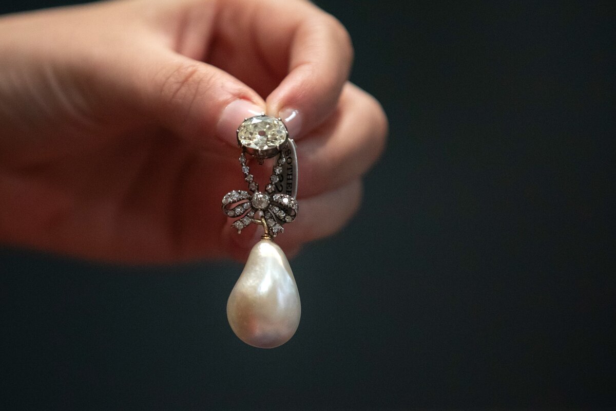 NEW YORK, NY - OKTÓBER 12.: Marie Antoinette francia királynő által viselt ékszerek, köztük az itt látható gyöngy és gyémánt medál a Sotheby's aukciósházban 2018. október 12-én New Yorkban. A Bourbon-Parma család tulajdonát képező arisztokrata ékszergyűjtemény november 14-én kerül árverésre.