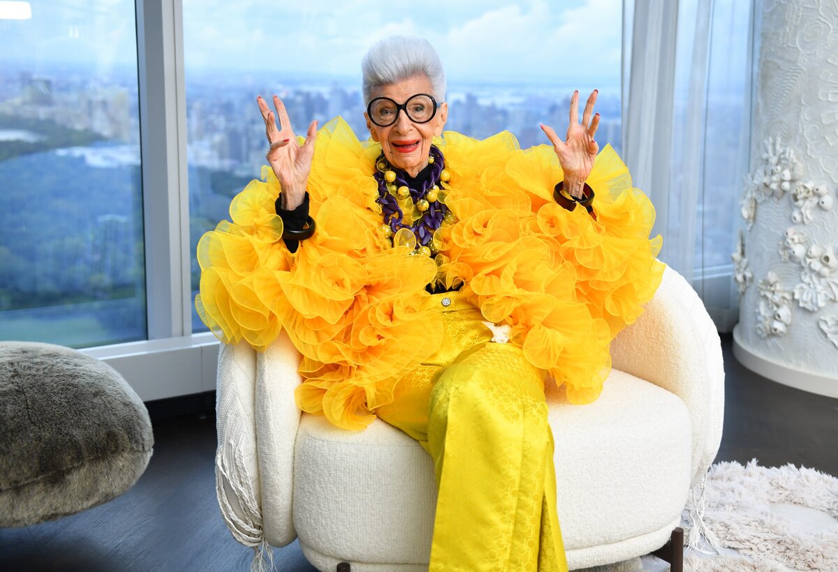 Iris Apfel ül egy portréhoz a 100. születésnapi partiján a Central Park Towerben 2021. szeptember 09-én New Yorkban.