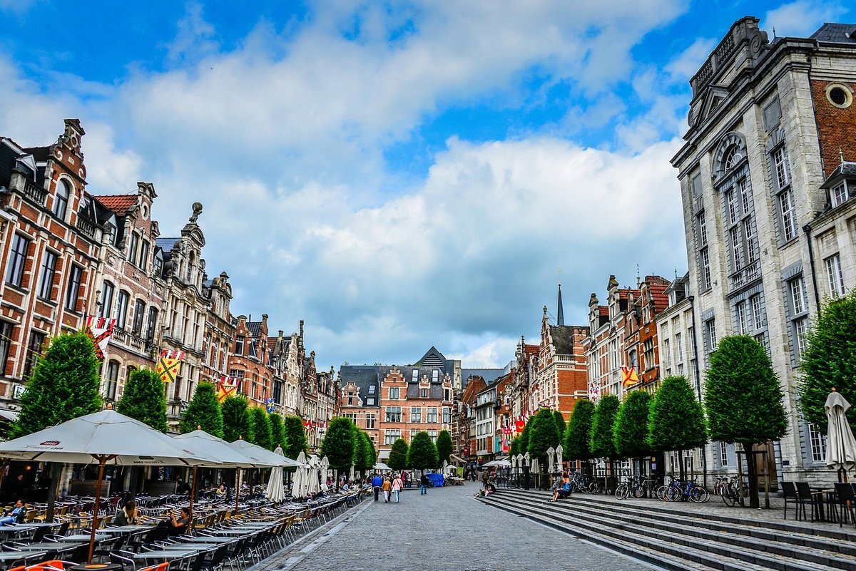 Leuven keskeny és magas épületeivel teljességében tükrözi a flamand építészeti stílust.