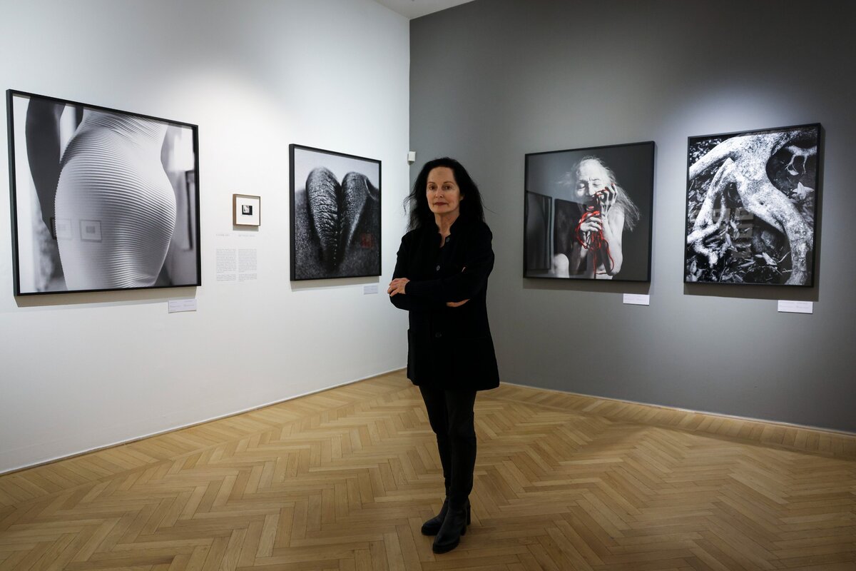 Isabel Munoz spanyol fotóművész a Mai Manó Ház Omega című kiállításán.
