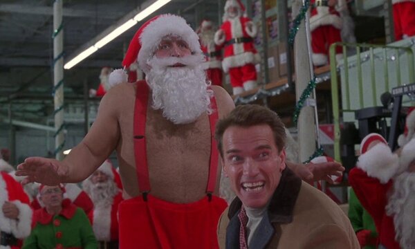 Milyen szuperhősös játékfigura után kutat Arnold Schwarzenegger a Hull a pelyhes című filmben?