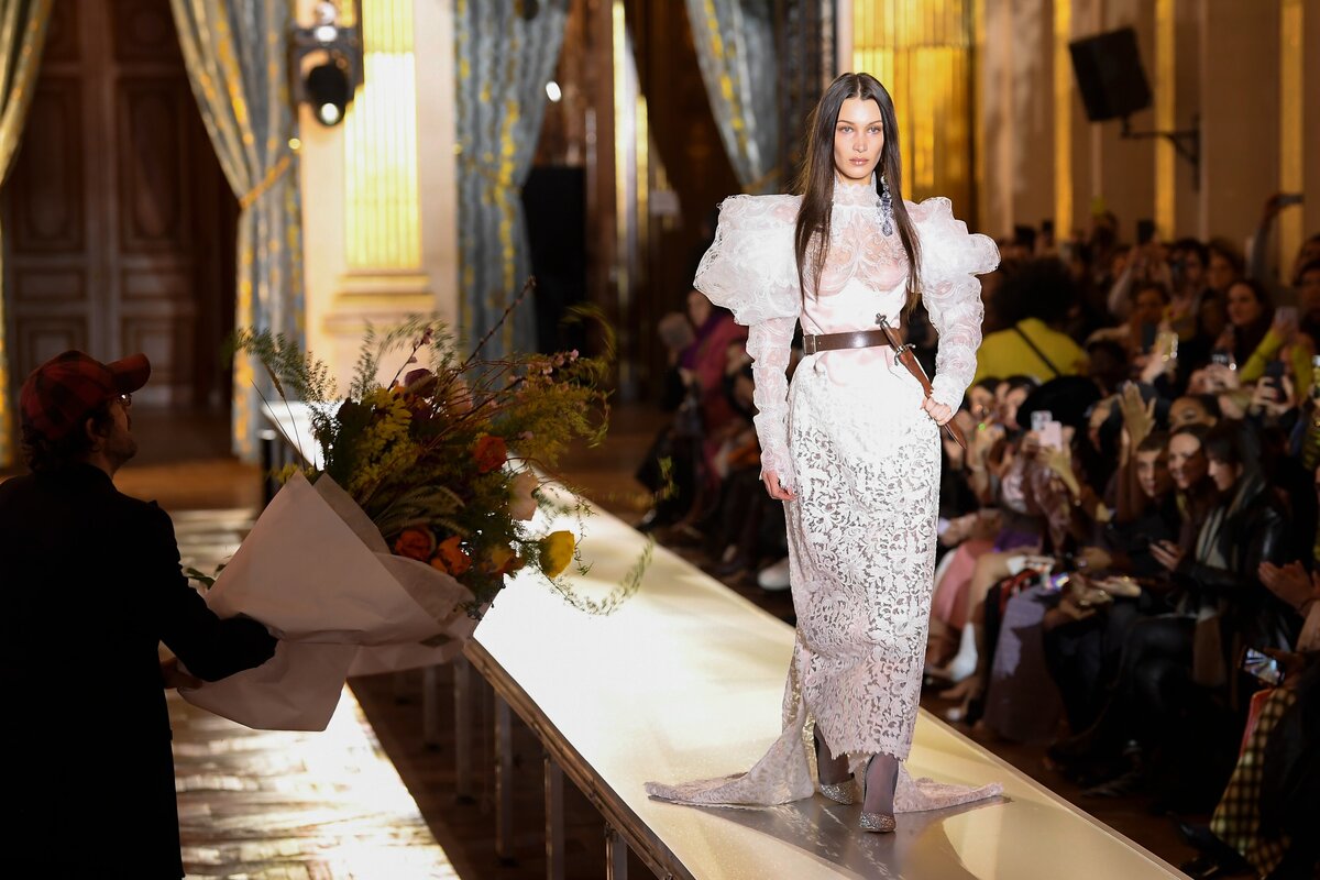 Andreas Kronthaler for Vivienne Westwood show, kifutó, 2020 őszi tél, Párizsi Divathét, Franciaország - 2020. február 29.
Bella Hadid és Andreas Kronthaler a kifutón (Fotó: )