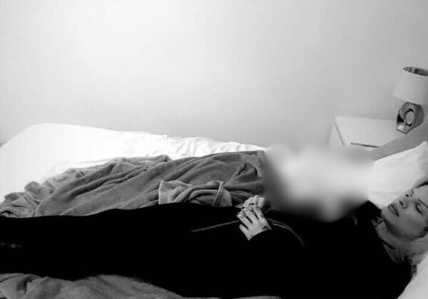 A botrányhős, ex-youtuber Bish Bharbie idén tavasszal elterjesztette saját halálának hírét egy fekete-fehér, ágyban fekvős, ravatalt idéző képpel, amin virág van a kezében. Na de pontosan milyen?