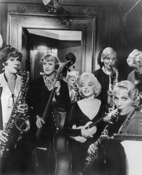 A képen a magyar származású Tony Curtist, Jack Lemmont és Marilyn Monroe-t láthatjuk. Mi volt a képen látható film címe?