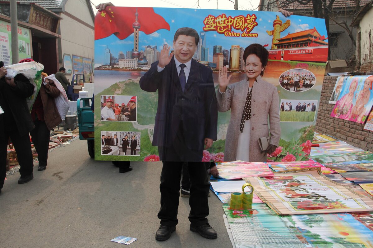 BINZHOU, KÍNA - JANUÁR 28.: Egy árus a kínai elnök, Hszi Csin-ping és a First Lady, Peng Liyuan kínai újévi posztereit árulja Binzhou vidéki piacán 2016. január 28-án, Kína keleti részén, Shandongban. Kínai hagyomány, hogy a tavaszi fesztivál előtt a régi plakátokat újakra cserélik az otthoni falakon. PHOTOGRAPH BY Feature China / Future Publishing (A fotó kreditje a Feature China/Future Publishing via Getty Images).
