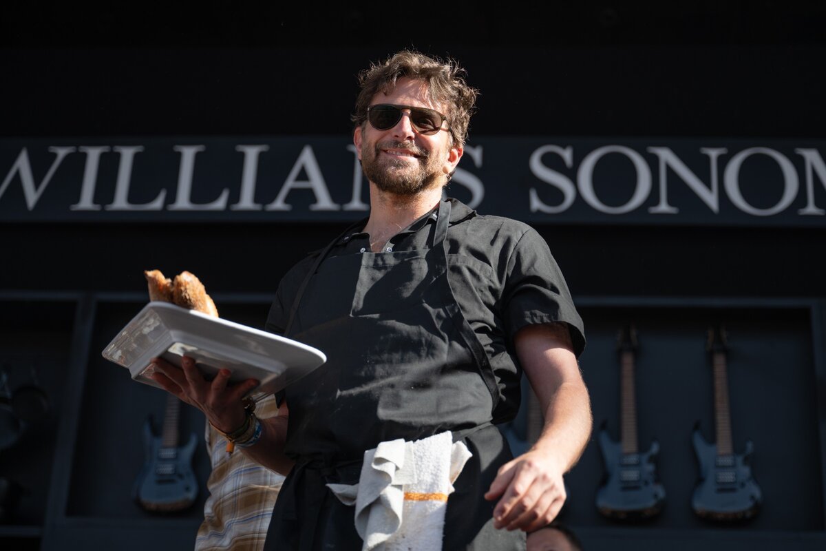 NAPA, KALIFORNIA - MÁJUS 25.: Bradley Cooper megjelenik a Williams Sonoma kulináris színpadán a BottleRock Napa Valley at Napa Valley Expo rendezvényen 2024. május 25-én a kaliforniai Napa városában. (Fotó: Dana Jacobs/FilmMagic)