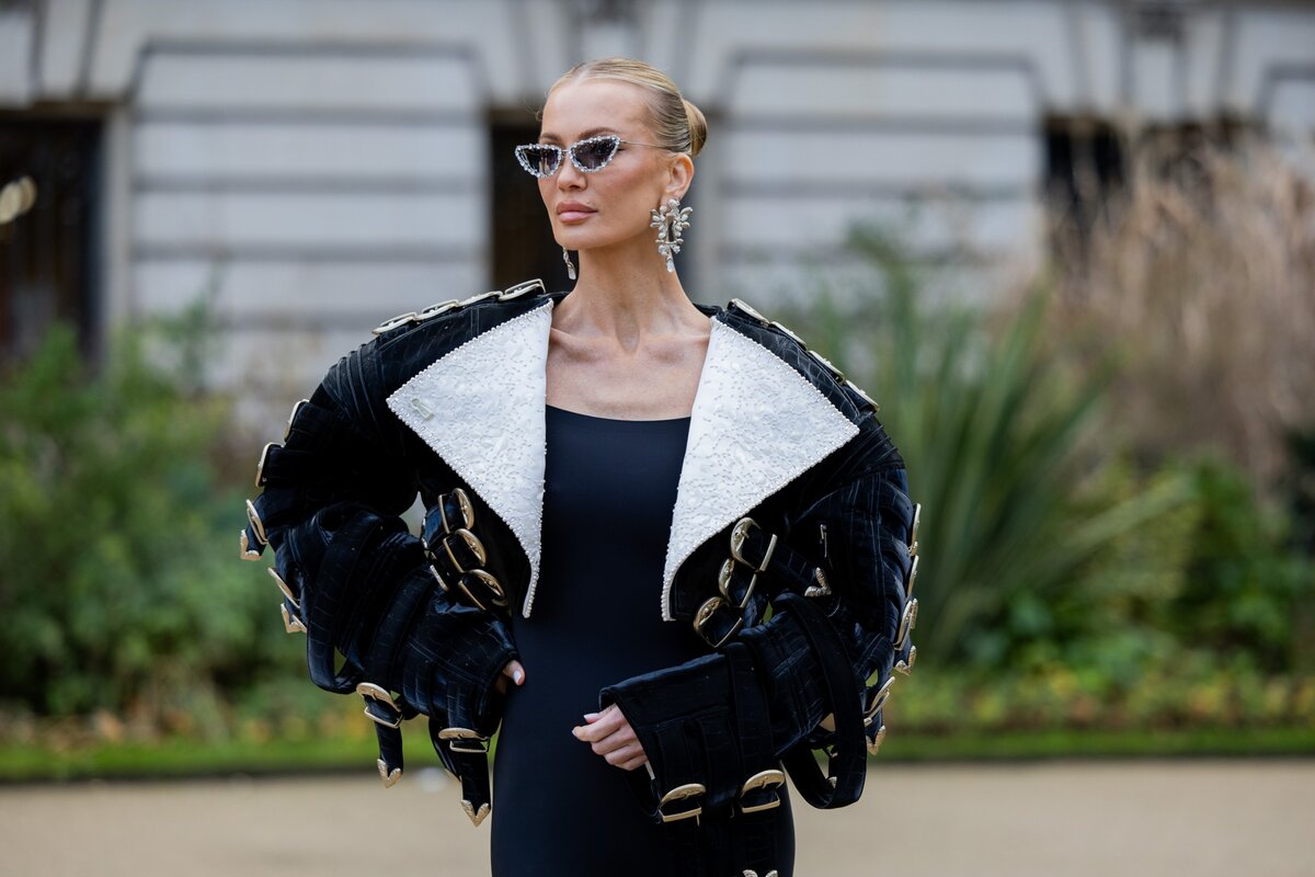 Párizs, Franciaország - JANUÁR 27.: Tatiana Korsakova fekete kabátot, leggingset, fülbevalót és napszemüveget visel a Schiaparelli divathéten, a párizsi divathét keretében megrendezett Haute Couture 2025 tavasz-nyár 2025. január 27-én Párizsban, Franciaországban. (Fotó: )