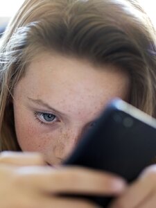 13 éves korig az internet, 18 éves korig a közösségi média használatának korlátozásán gondolkodik a francia kormány