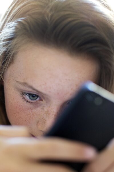 13 éves korig az internet, 18 éves korig a közösségi média használatának korlátozásán gondolkodik a francia kormány