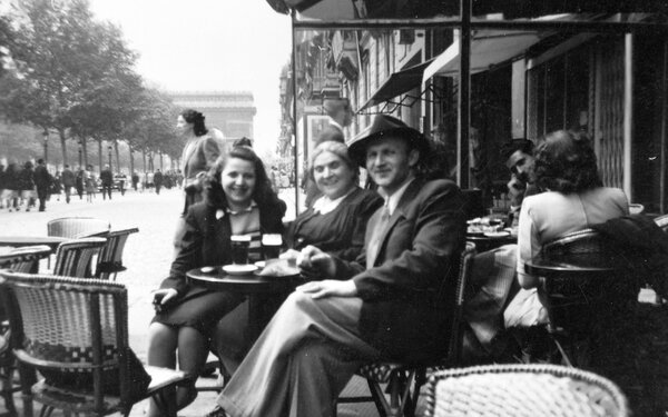 Én akkora kultúrlény vagyok, hogy amikor beverek egy kávét, fullon elhiszem, hogy én vagyok Ady a párizsi kávéházas időszakából, de még a szifkója előtt, ofkorsz.