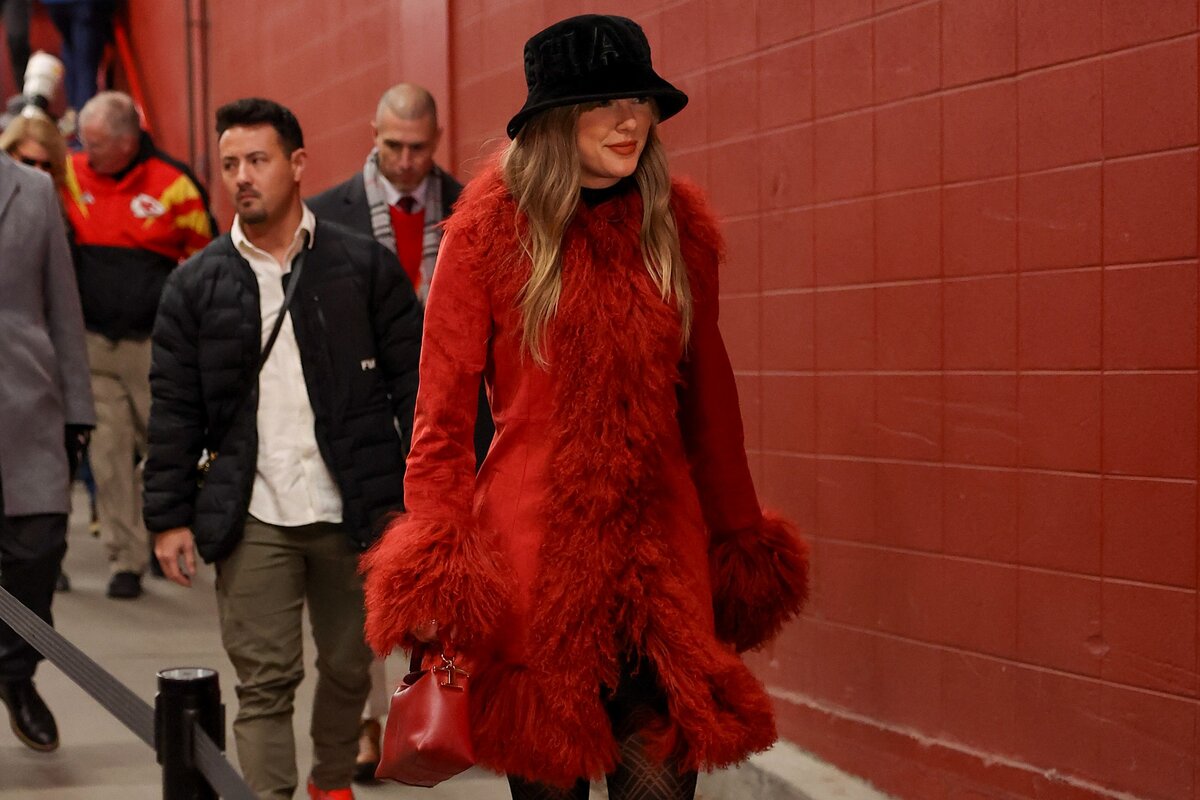 Taylor Swift figyeli az eseményeket a Kansas City Chiefs és a Houston Texans közötti mérkőzés előtt a GEHA Fielden, az Arrowhead Stadionban, Kansas Cityben, Missouri államban, 2024. december 21-én