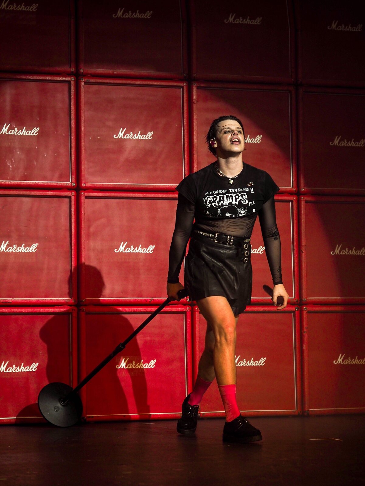 Yungblud egyik koncertjén egy fekete bőrszoknyában