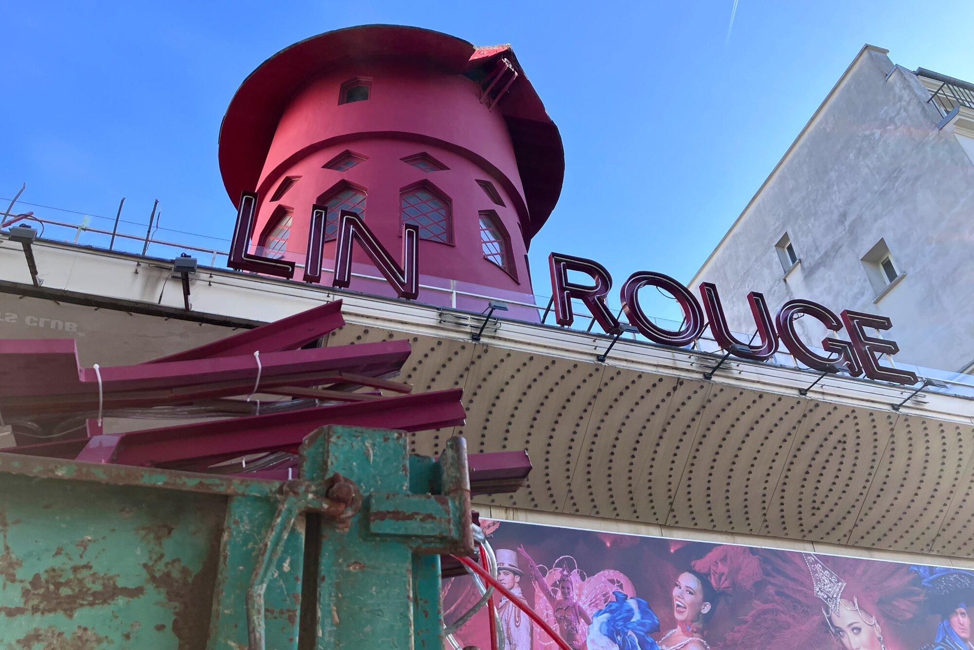 Megrongálódott a Moulin Rouge mulató Párizsban