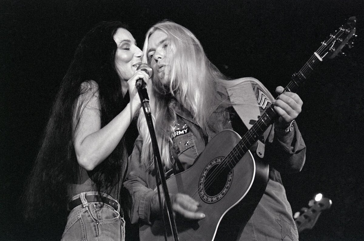 Gregg és Cher Allman a "Love the One You're With" című dalt énekli brüsszeli koncertjükön.
