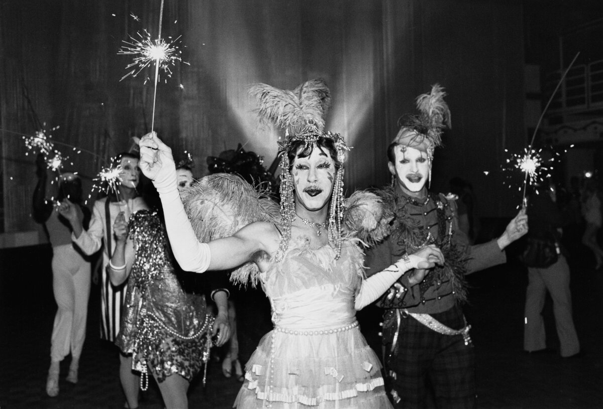 Meg nem nevezett, díszes jelmezbe öltözött, szikrákat lengető klubtagok a Studio 54 újranyitásakor, New York City, New York, Midtown Manhattan, New York, 1981. szeptember 16. A klub körülbelül egy évig volt zárva. (Fotó: UPI/Bettmann Archive/Getty Images)