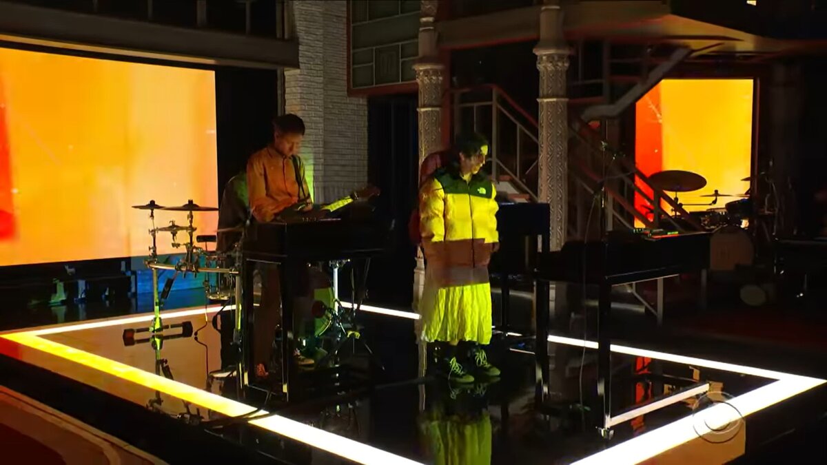 Matt Healy (The 1975) The North Face dzseki-szoknya kombója