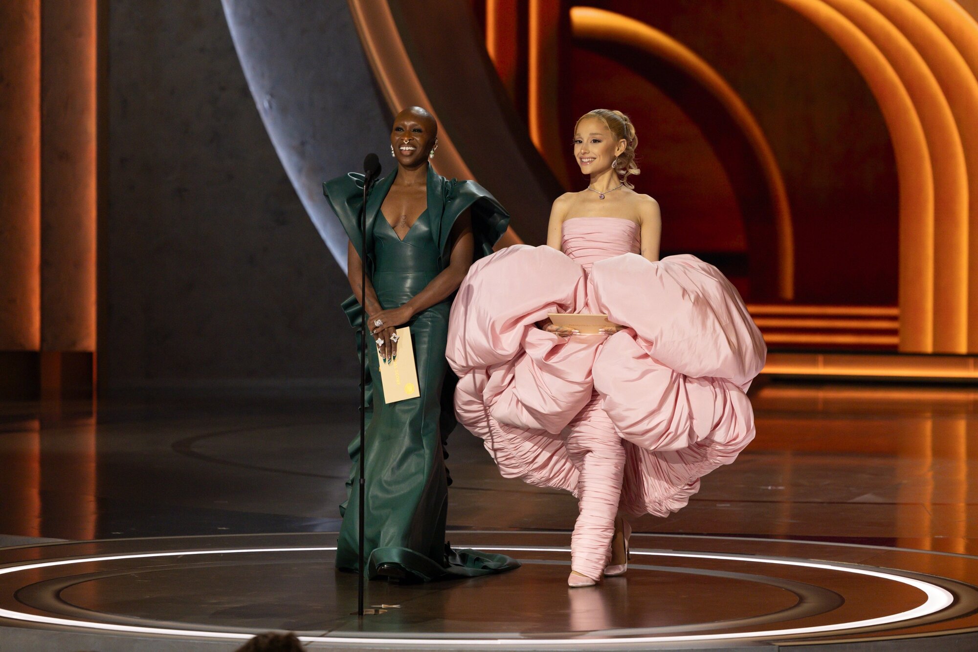 Cynthia Erivo és Ariana Grande a 96. Oscar-díjátadón