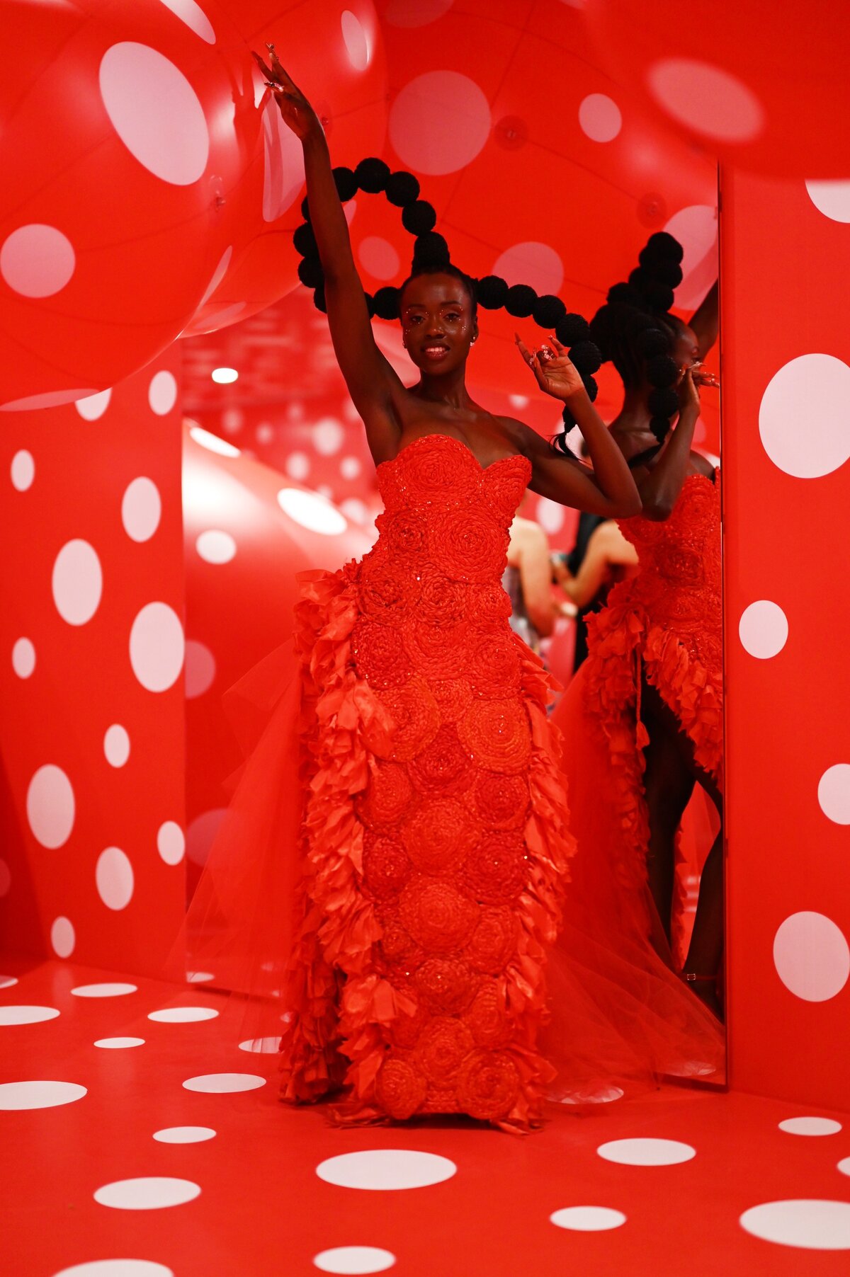 Akosia fellép a 2024-es NGV gálán a 2024-es Yayoi Kusama kiállítás megnyitóján a Victoria Nemzeti Galériában 2024. december 14-én Melbourne-ben, Ausztráliában. (Fotó: Asanka Ratnayake/Getty Images for NGV)