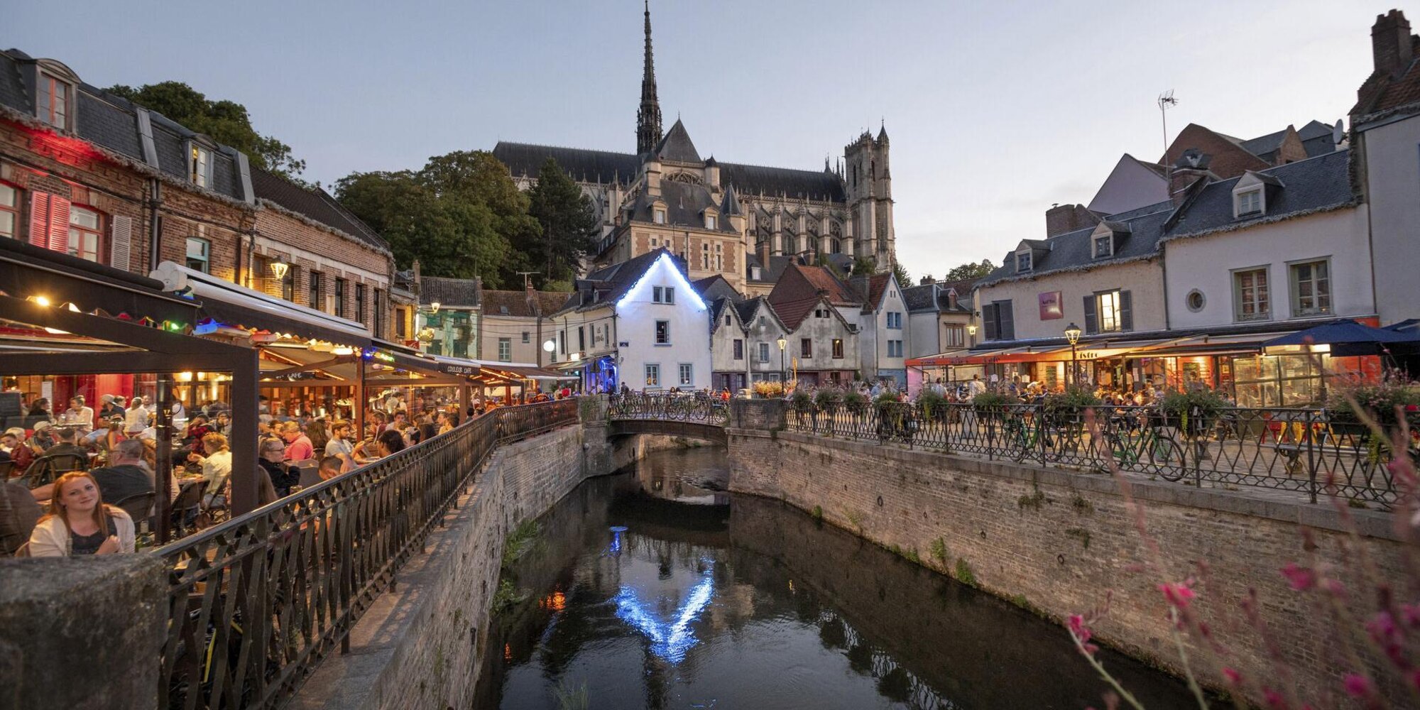 Amiens belvárosa, háttérben a Notre-Dame-székesegyházzal.