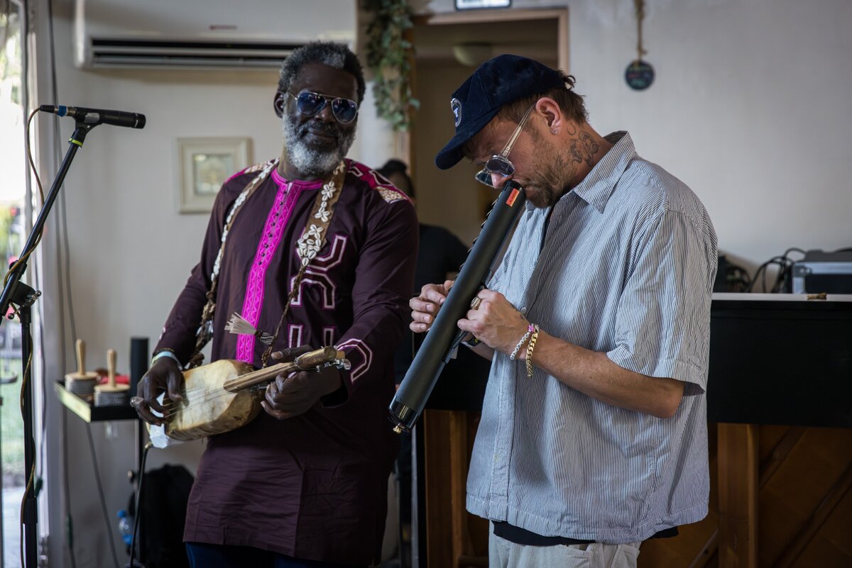 Baba Sissoko és Damon Albarn az Africa Express presents… Bahidorá készítése során