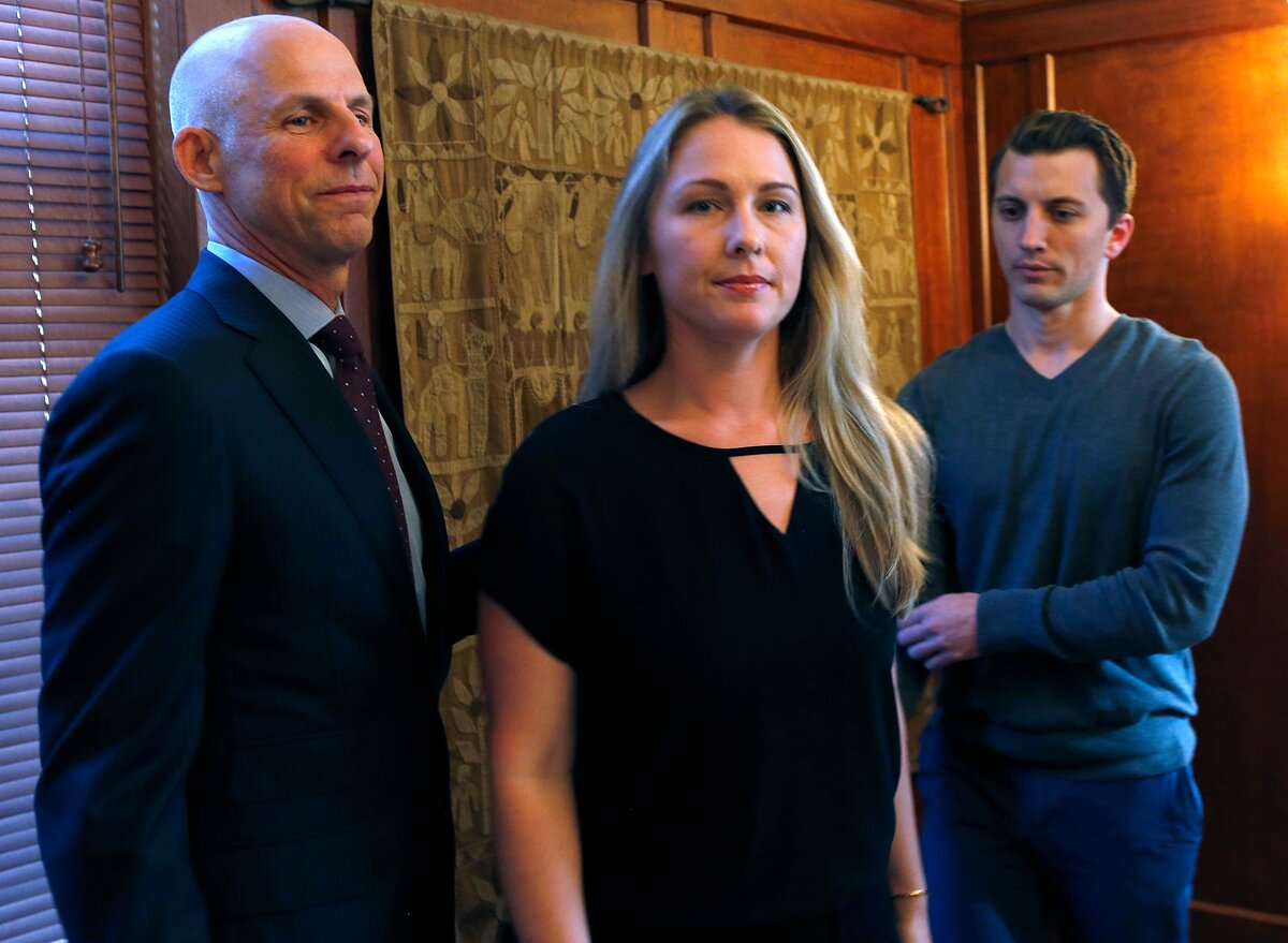 Denise Huskins és Aaron Quinn (jobbra) Doug Rappaport ügyvéddel távozik egy sajtótájékoztatóról a kaliforniai San Franciscóban 2016. szeptember 29-én, csütörtökön. Huskins és Quinn a 2015 márciusában történt bizarr vallejoi emberrablási ügy áldozatai voltak. Matthew Muller beismerő vallomást tett
