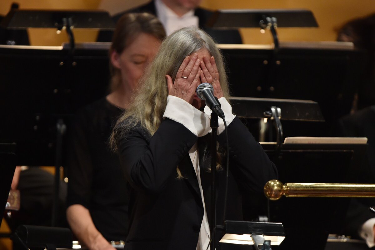 Patti Smith Bob Dylant helyettesítve énekel a 2016-os Nobel-díjátadón