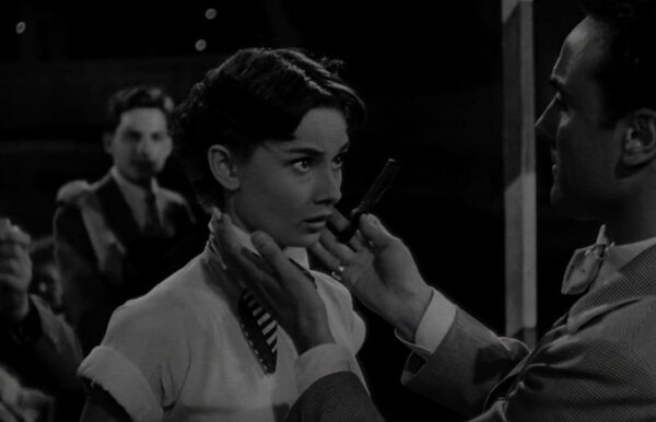Nemcsak Natalie Portman és Anne Hathaway haja lett kamerák előtt lenyírva, ebben az 1953-as filmben Audrey Hepburn is megszabadult hosszú tincseitől. Vajon mi volt a címe annak a mozinak, ami meghozta számára a világhírnevet?