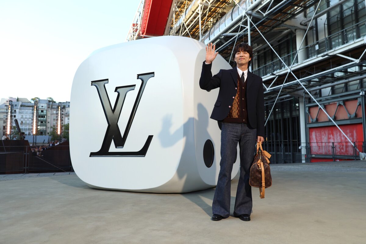 Gong Yoo részt vesz a Louis Vuitton 2026 tavaszi/nyári férfi divatbemutatóján, amely a párizsi divathét keretében kerül megrendezésre 2025. június 24-én Párizsban, Franciaországban.