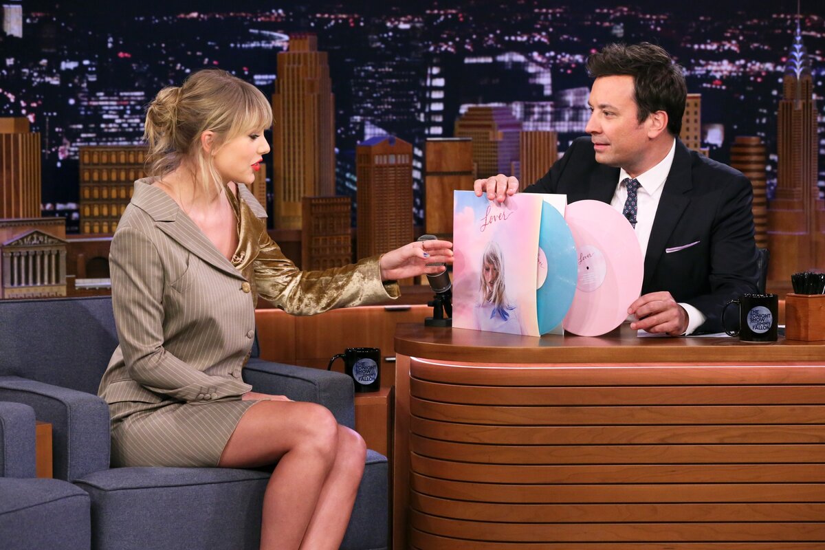 Taylor Swift Jimmy Fallonnál mutatja meg Lover című albumának bakelitpéldányát 2019-ben