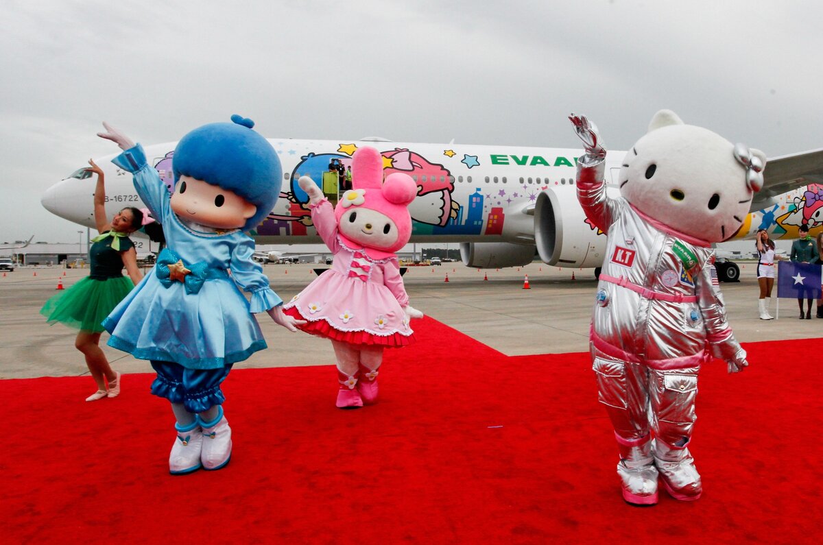 Ezen a képen Hello Kitty épp fellép a My Melody és a Little Twin Stars társaságában az EVA Air Hello Kitty Shining Star Jet nyitórendezvényén a George Bush-ról elnevezett houstoni reptéren