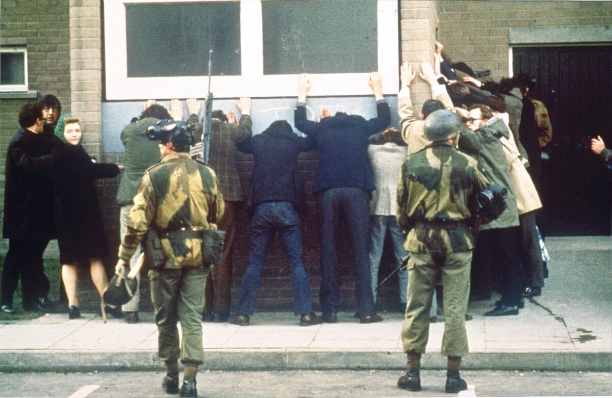 Brit katonák civileket kutatnak át a Bloody Sunday mészárlás napján, amikor brit katonák 13 civilt lőttek le egy polgárjogi tüntetésen Derryben, Észak-Írországban, 1972. január 30-án.